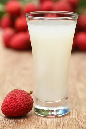 41792585-close-up-de-jugo-de-lichi-con-fruta-fresca