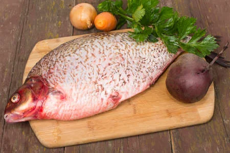 44856787-poisson-dorade-brut-purifié-sur-une-planche-à-découper